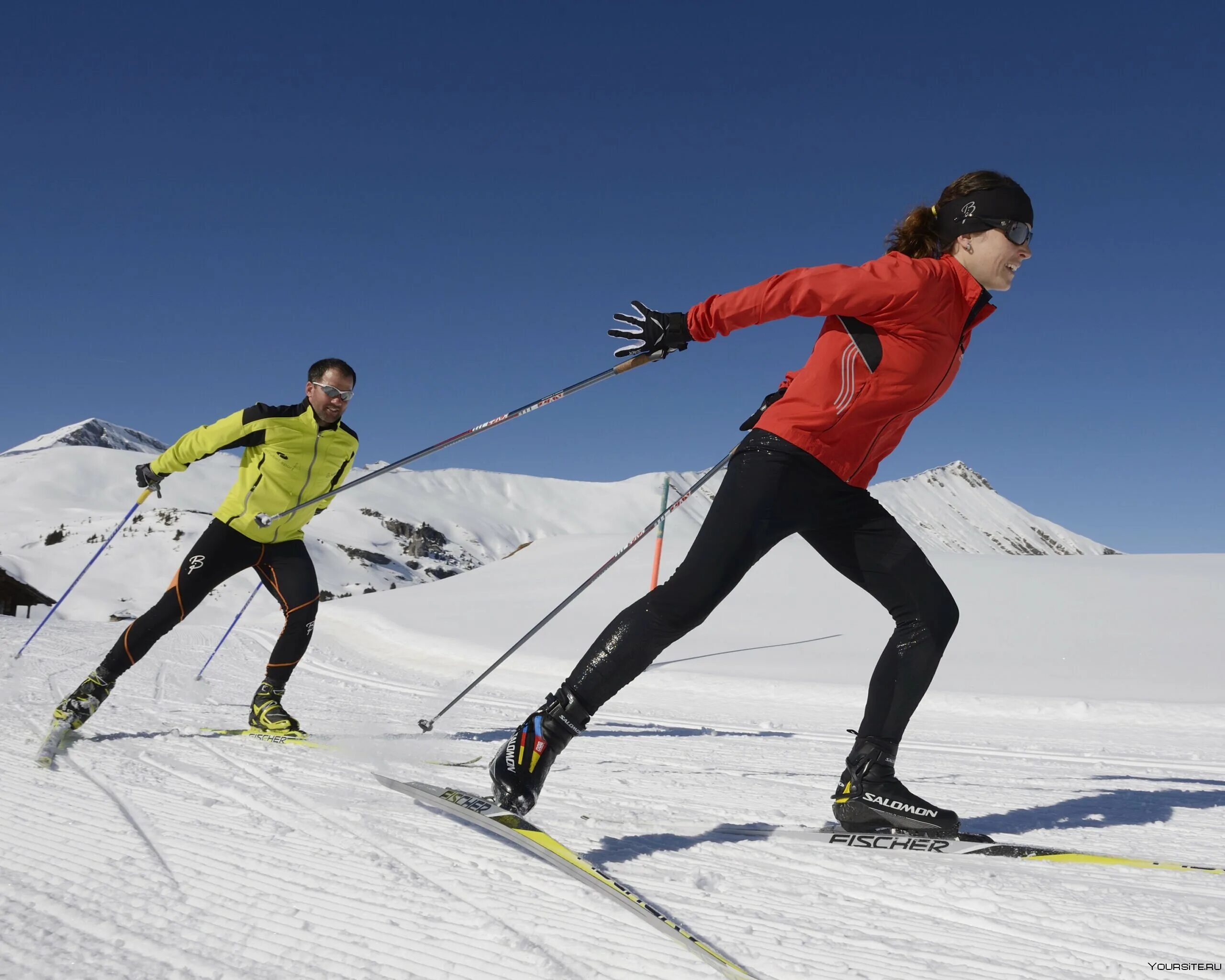 Беговые лыжницы. Профессиональный лыжник. Бег на лыжах. Спортивные лыжи. Лыжные гонки.