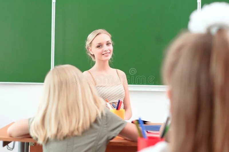 Учительница сидя. Николь энистон учительница. Девушка преподаватель. Молодой педагог. Учитель имеет молодую.