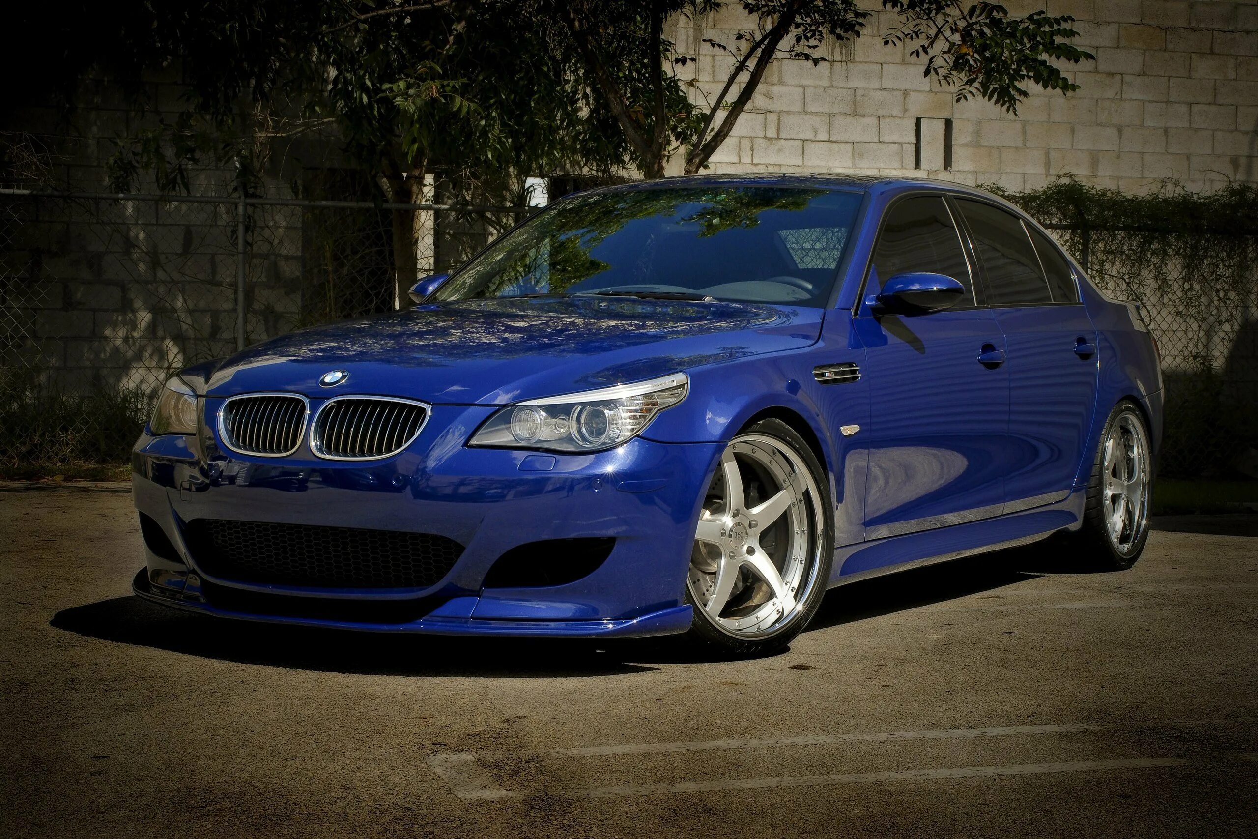 Звук бмв м5. BMW e60 Blue. BMW e60 синяя. BMW m5 e60 синяя. БМВ е60 темно синяя.