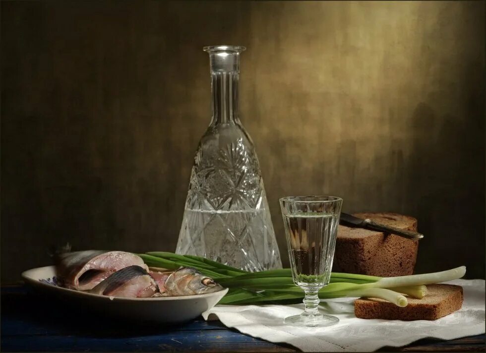 Сосиски к пиву. Стол с водкой и закуской. Водочка с закуской на природе. Водочка плывет по морю. Селедка с пивом.