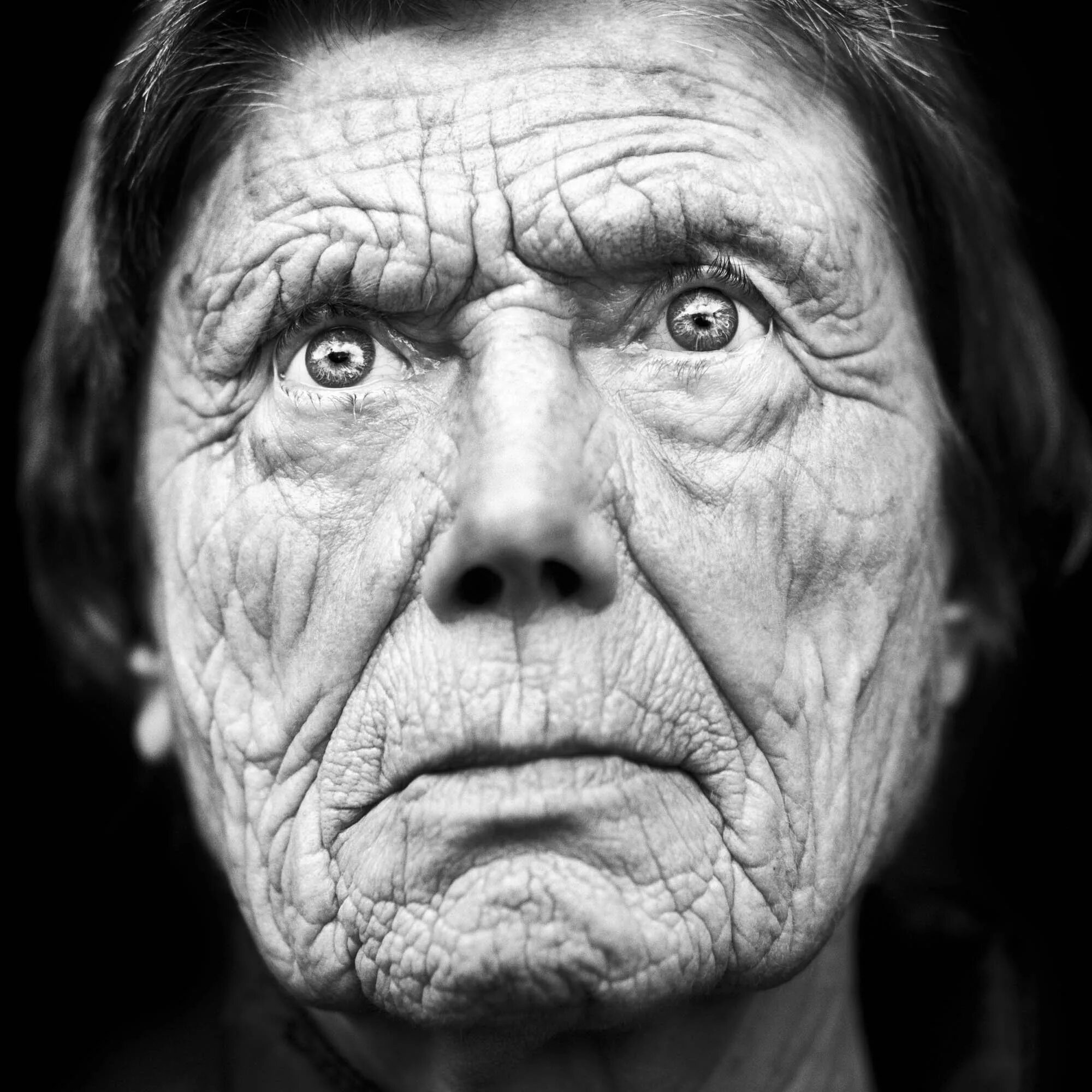 Среди старых людей больше. Человек с морщинами. Лицо старика. Лицо старого человека. Морщинистое мужское лицо.