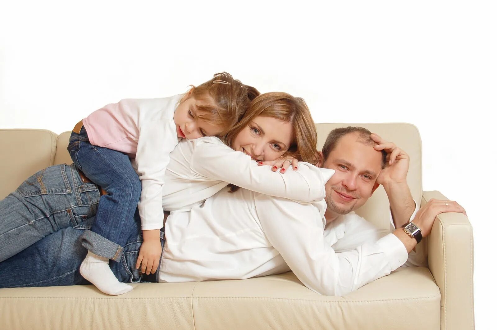 Семья на диване. Счастливая семья на диване. Семейная фотосессия на диване. Радостная семья на диване. Мама друга на диване