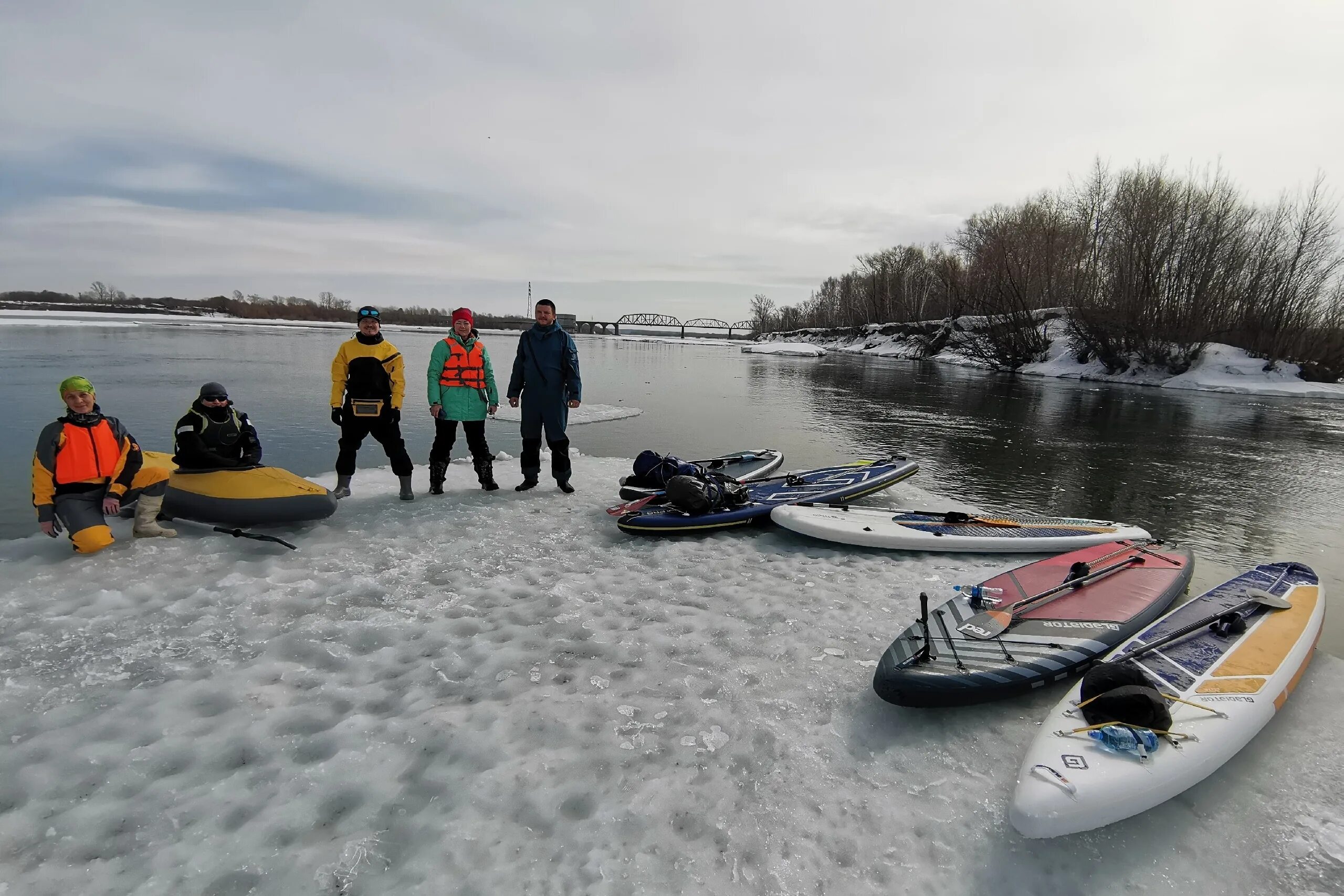 потоп в гагарине 2010. человек на льдинах плавающих. пингвины в самаре на волге. городской экстрим. массовый заплыв льдин по реке весной.