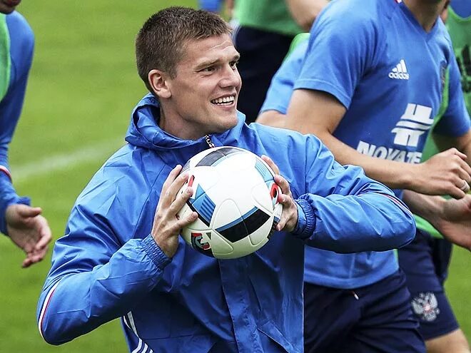 Куда футболист. Денис давыдов томь. Футболист бежит. Куда футболист. Neymar jr.