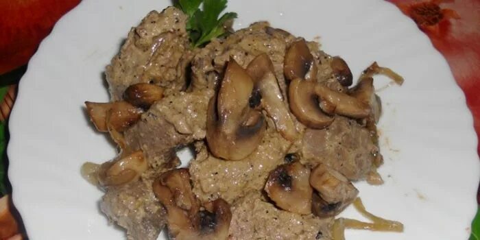 Печень в сметане с морковкой. Печень говяжья с грибами. печень говяжья с луком и грибами. печень говяжья тушеная с грибами. печёнка говяжья с грибами.