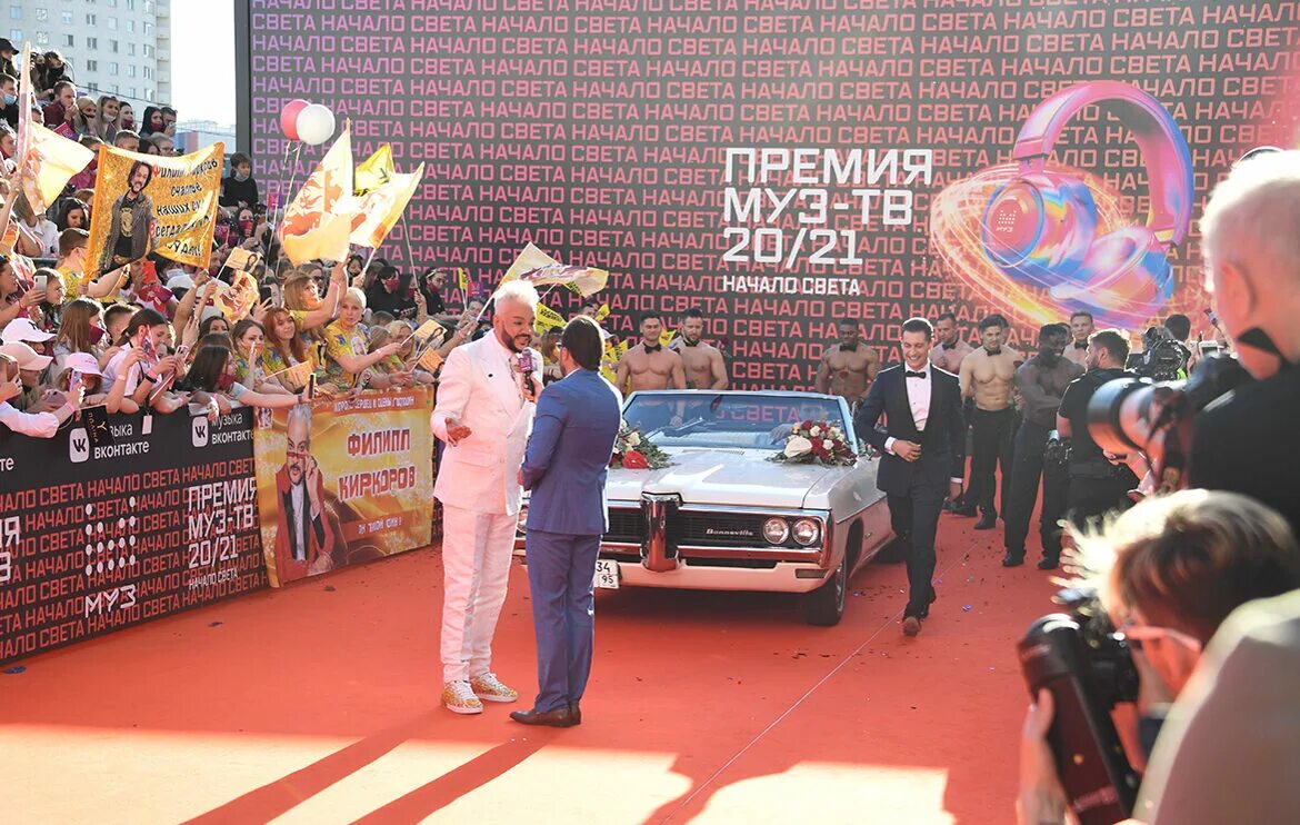 Премия муз тв канал. Киркоров на премии муз ТВ 2021. Киркоров и Милохин премия муз ТВ. Муз ТВ оштрафован за пропаганду.