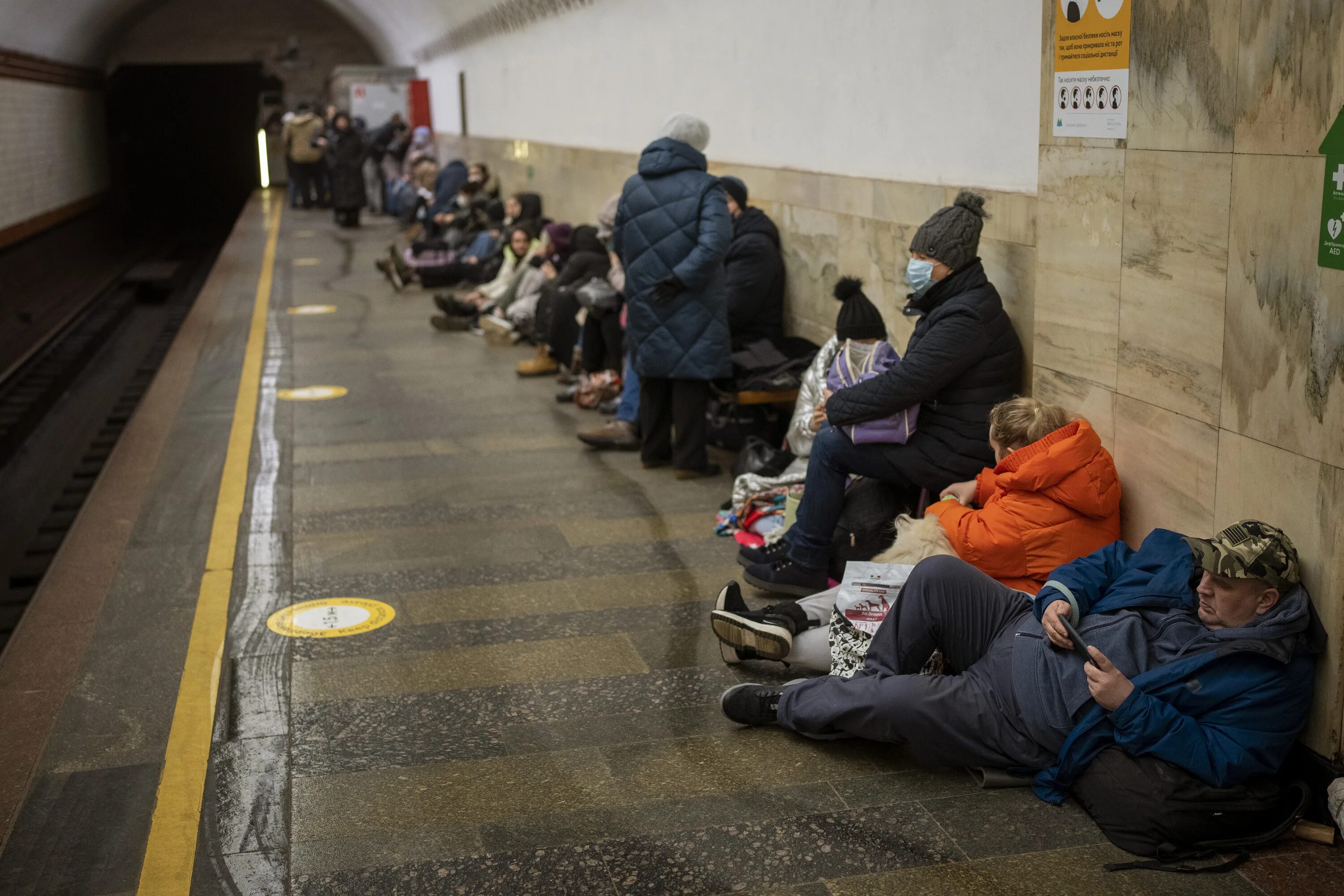 Что творится с людьми. Люди в метро в Киеве. Люди в Киевском метро. Беженцы в метро Украины.