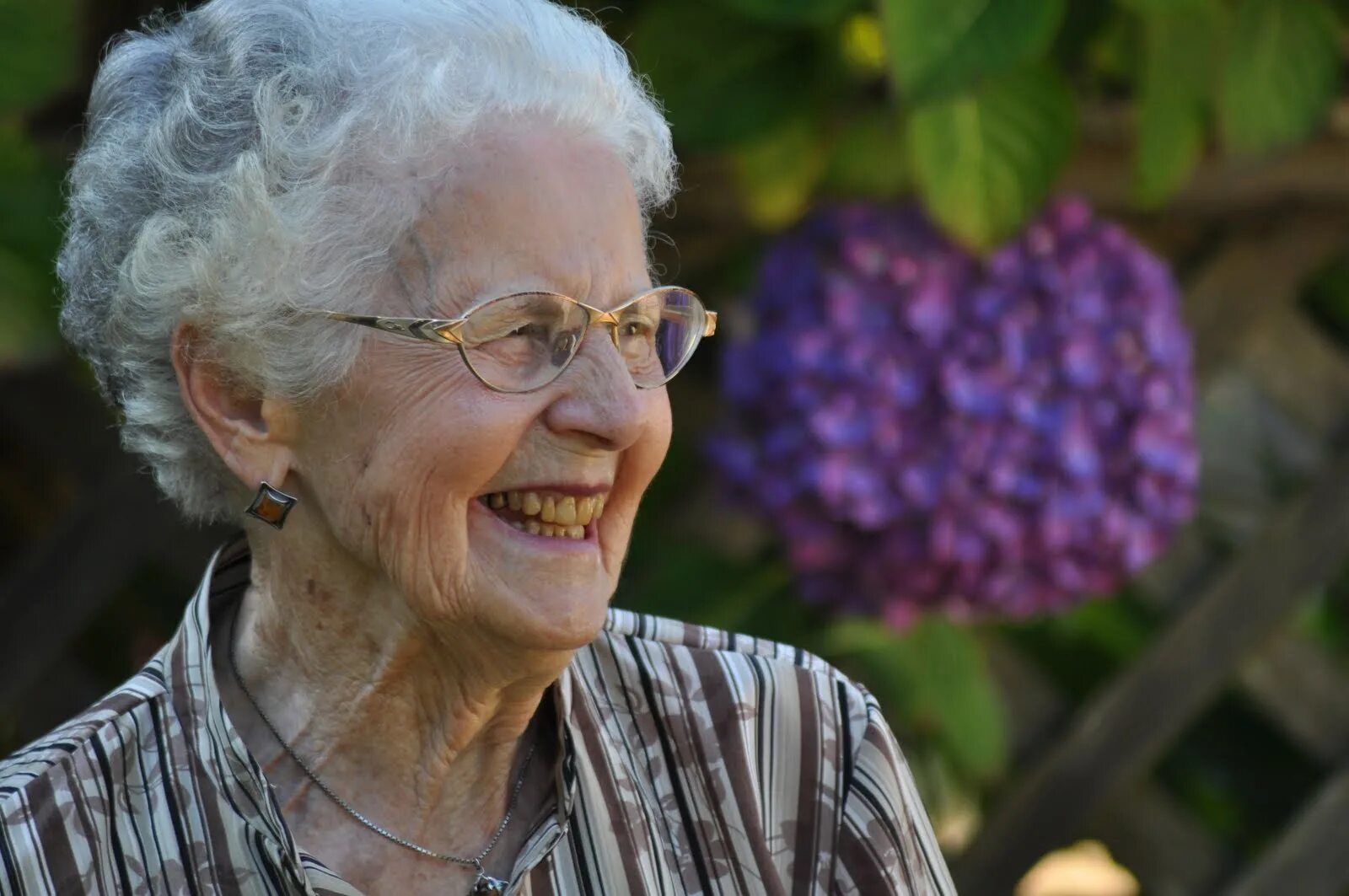 This my grandmother. Счастливая старушка. Grandmother face. Бабушке 85. Grandmother химия.