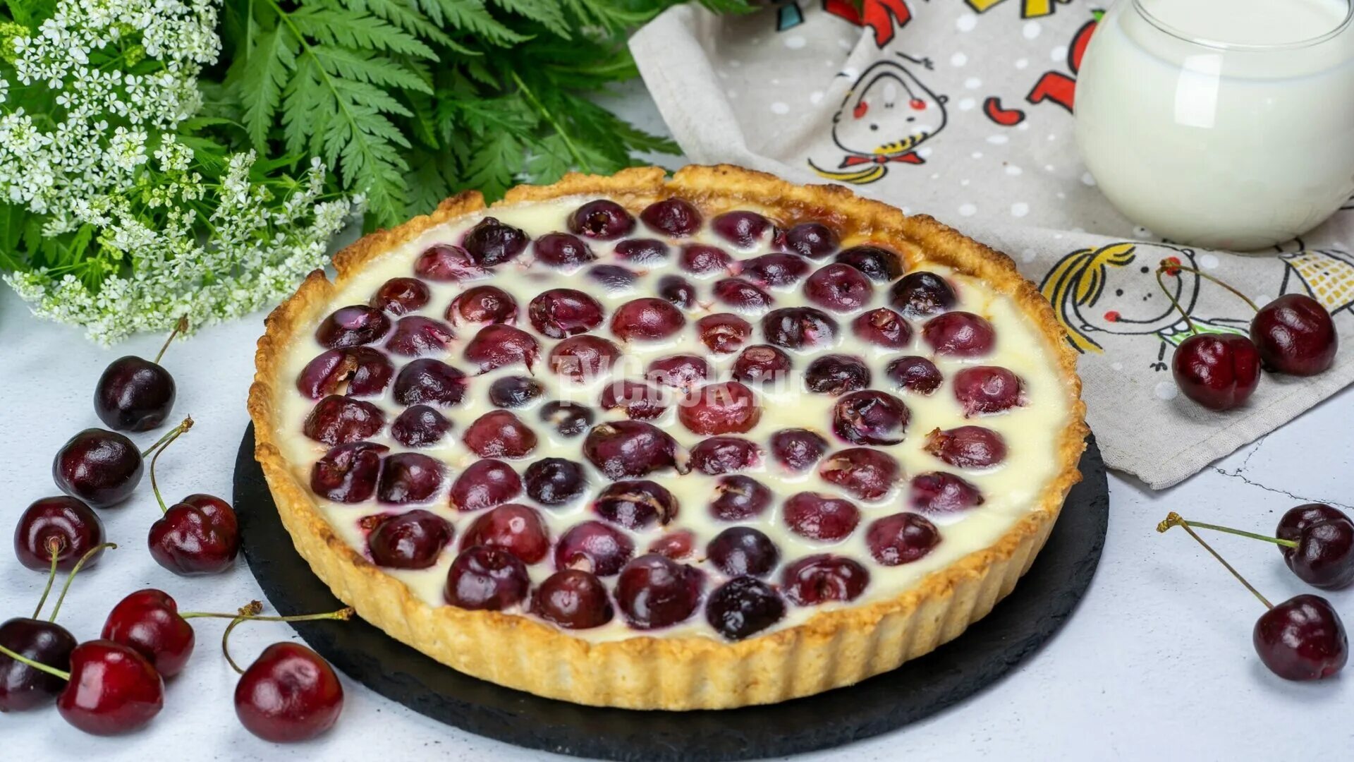 Пирог песочный с вишней и сметанной заливкой