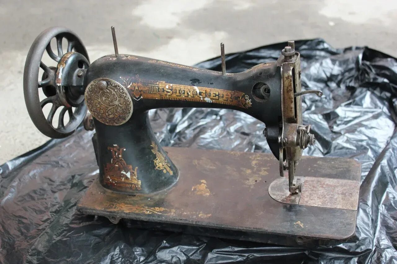 Сколько стоят старинные машинки. Швейная машинка (Zinger super 2001). Швейная машинка Singer Зингер. Сингер швейная машинка 1898 платина. Швейная машинка Зингер СССР.
