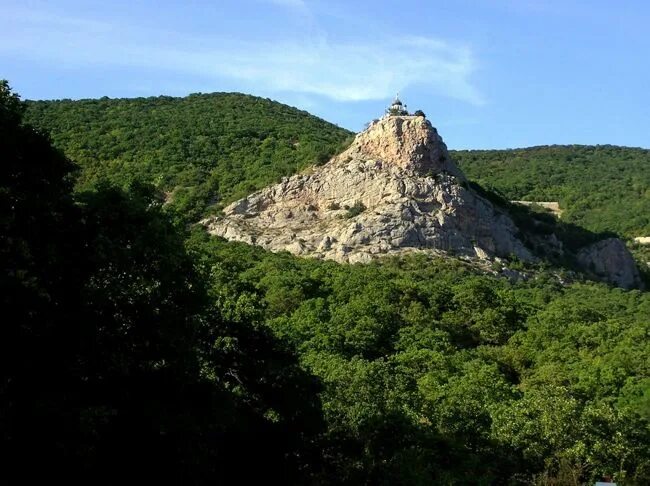 гора кастель в крыму фото. пирамиды в крыму. пирамиды в севастополе. балаклава крым крепость чембало. храм солнца ласпи.