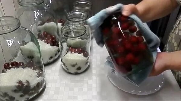Сколько сахара надо на компот из вишни. Компот из вишни на зиму. компот на зиму сахар в банку. сахар в компот на зиму. надо сахару на 1 литр компота на зиму.