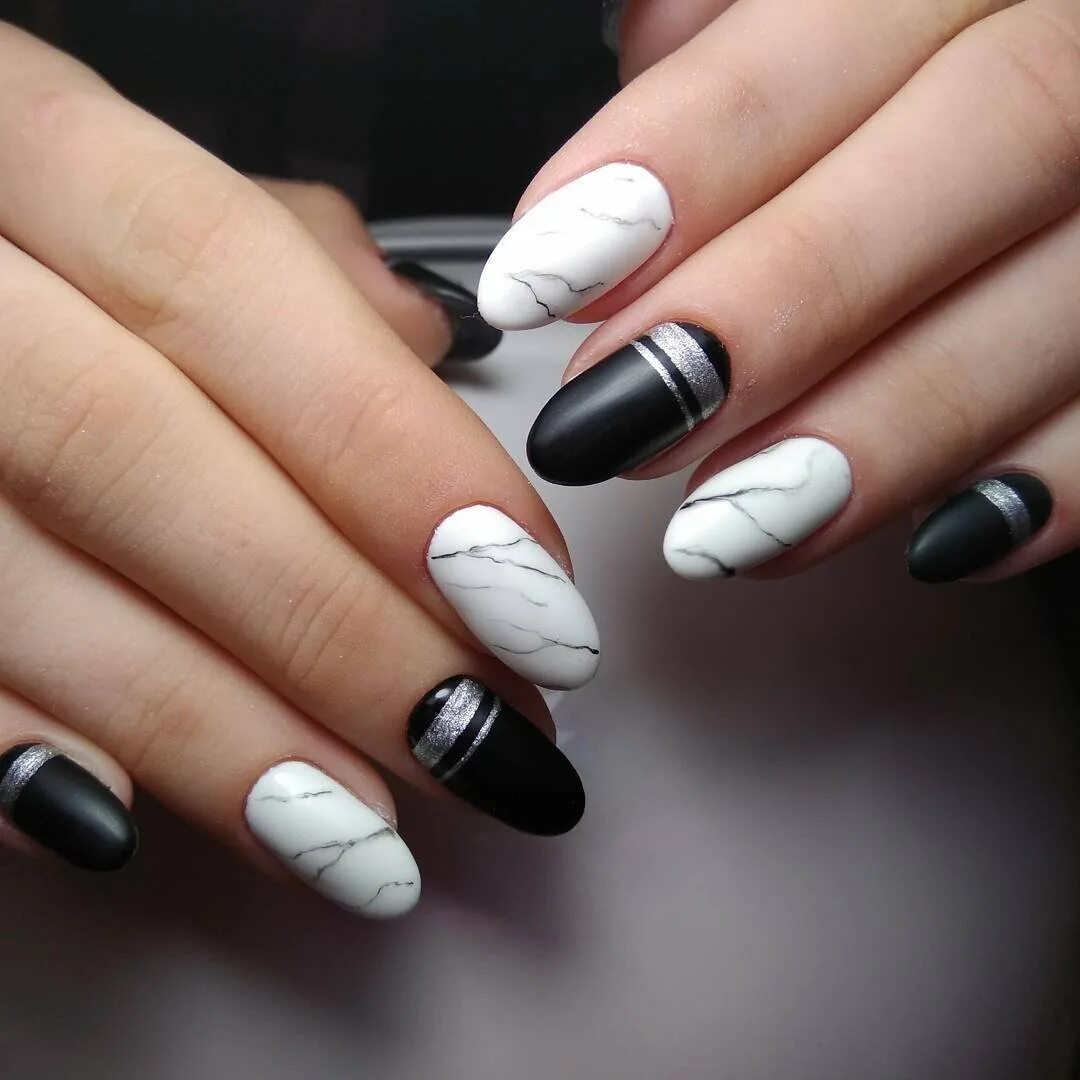 маникюр белый с черным. черно белый геометрический маникюр. ногти бело черные 2023. маникюр белый с черным. маникюр черный с белым и серебром.