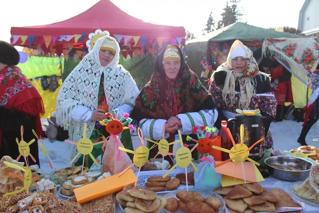 Стол на ярмарку в школе масленица. Стол на Масленицу. Украшение палатки на Масленицу. Масленица ярмарка. Украшение стола на Масленицу на ярмарку.