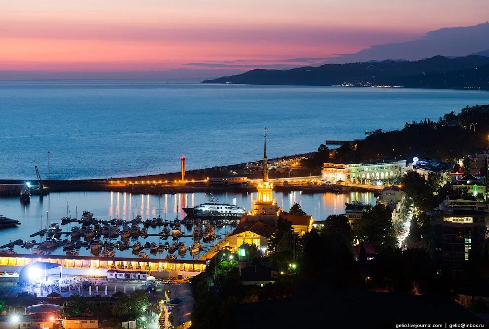 Набережная пляжа маяк сочи. Пляж маяк сочи. Самый курортный город. Черноморское побережье сочи. Лето сочи морпорт.