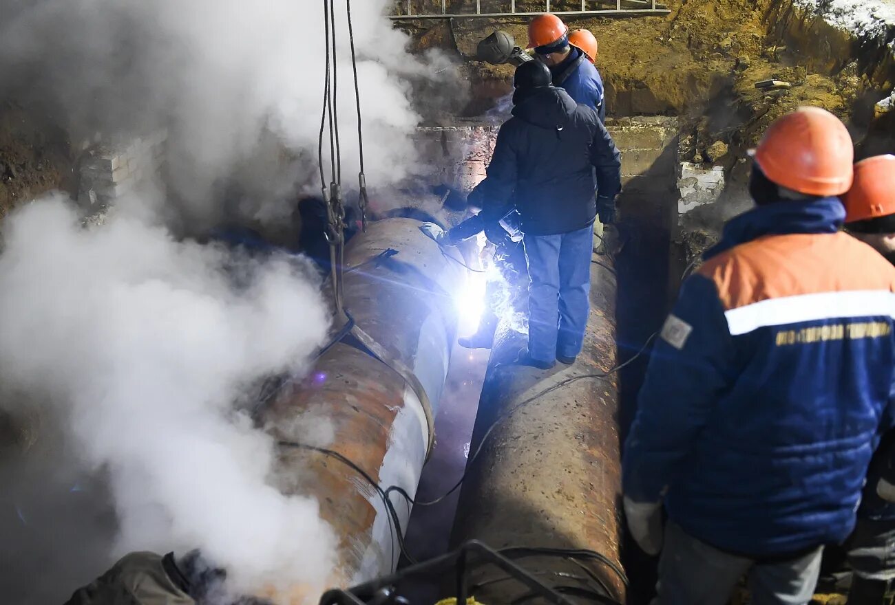 прорыв трубы теплотрассы. теплосеть липецк. пожар в черногорске 14. устранение аварии на теплотрассе. нарушение теплоснабжения.