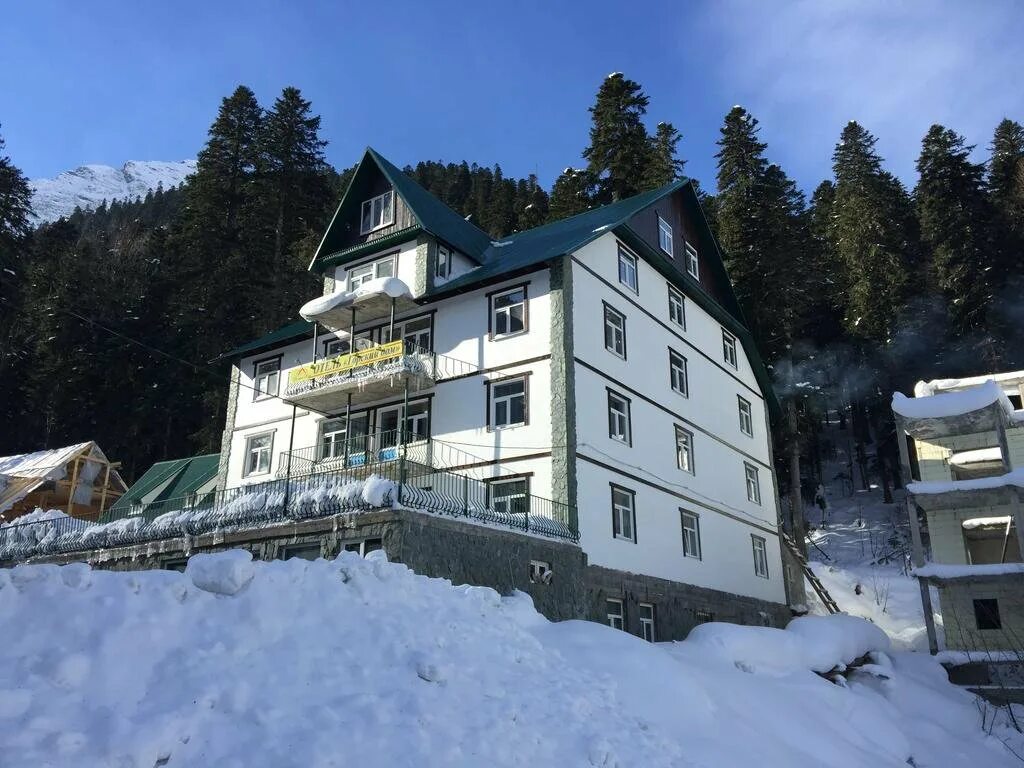 Гостиница аманауз домбай архитектура. Дом в домбае. Пихтовый мыс домбай. Дом в домбае. Горский дом отель домбай.