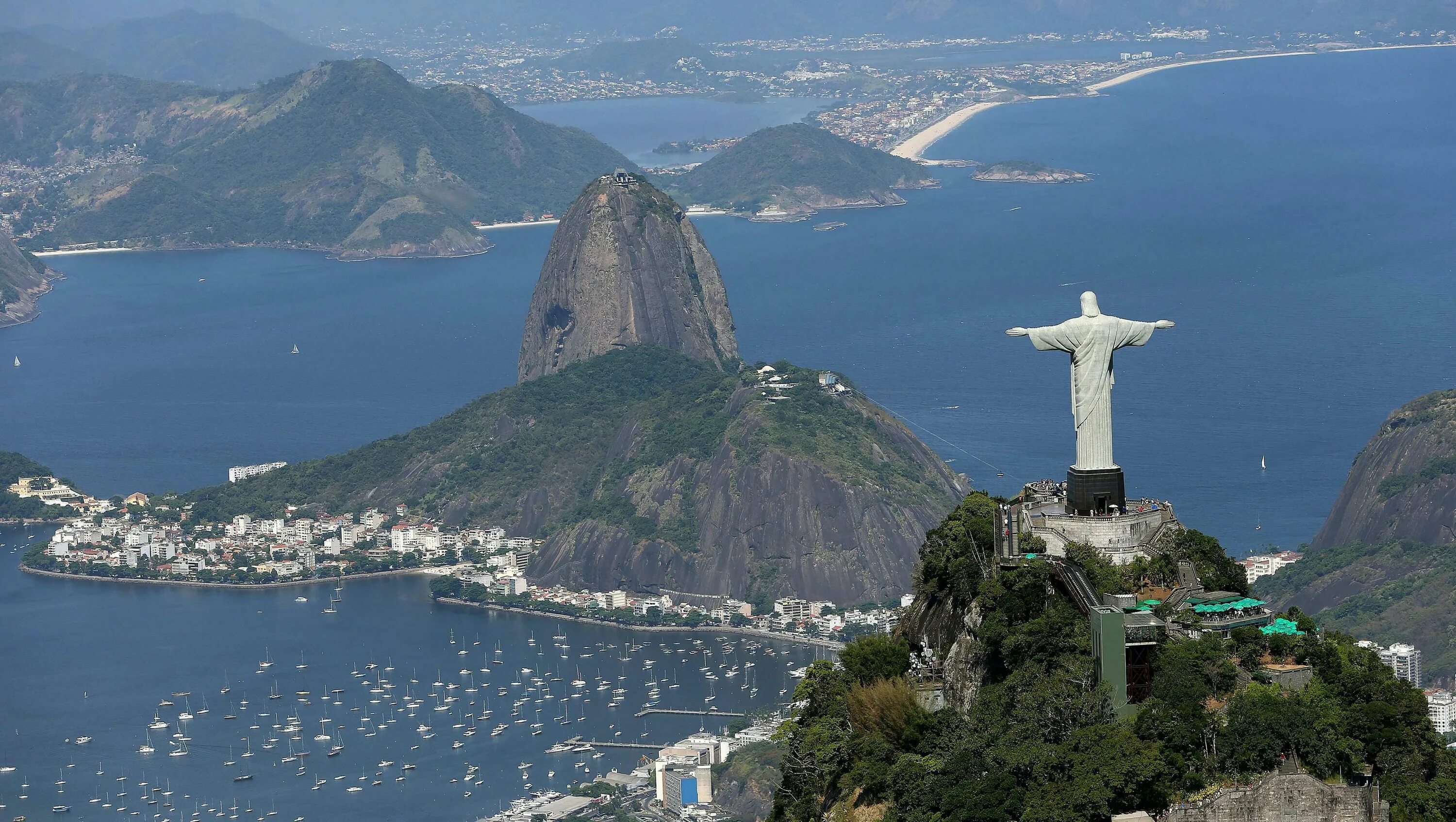 Бразилия Рио де Жанейро. Бразилия Рио-де-Жанейро фото. Копакабана статуя Христа. Гора Корковадо Рио-де-Жанейро Бразилия.
