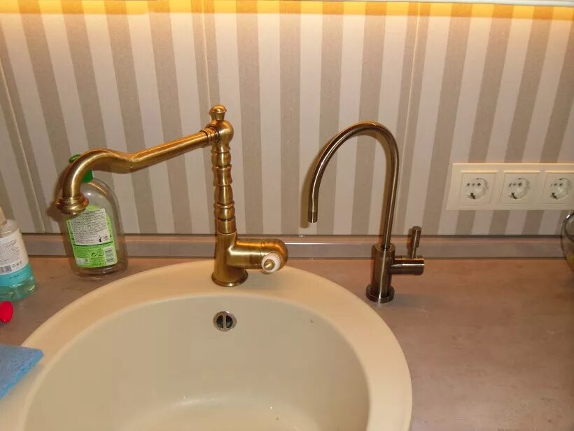 кран аквафор на мойке. смеситель franke old england бронза. смеситель водопроводный. смеситель для фильтра 2 в 1 краник для питьевой воды. кран для чистой воды гейзер №7 бронза.