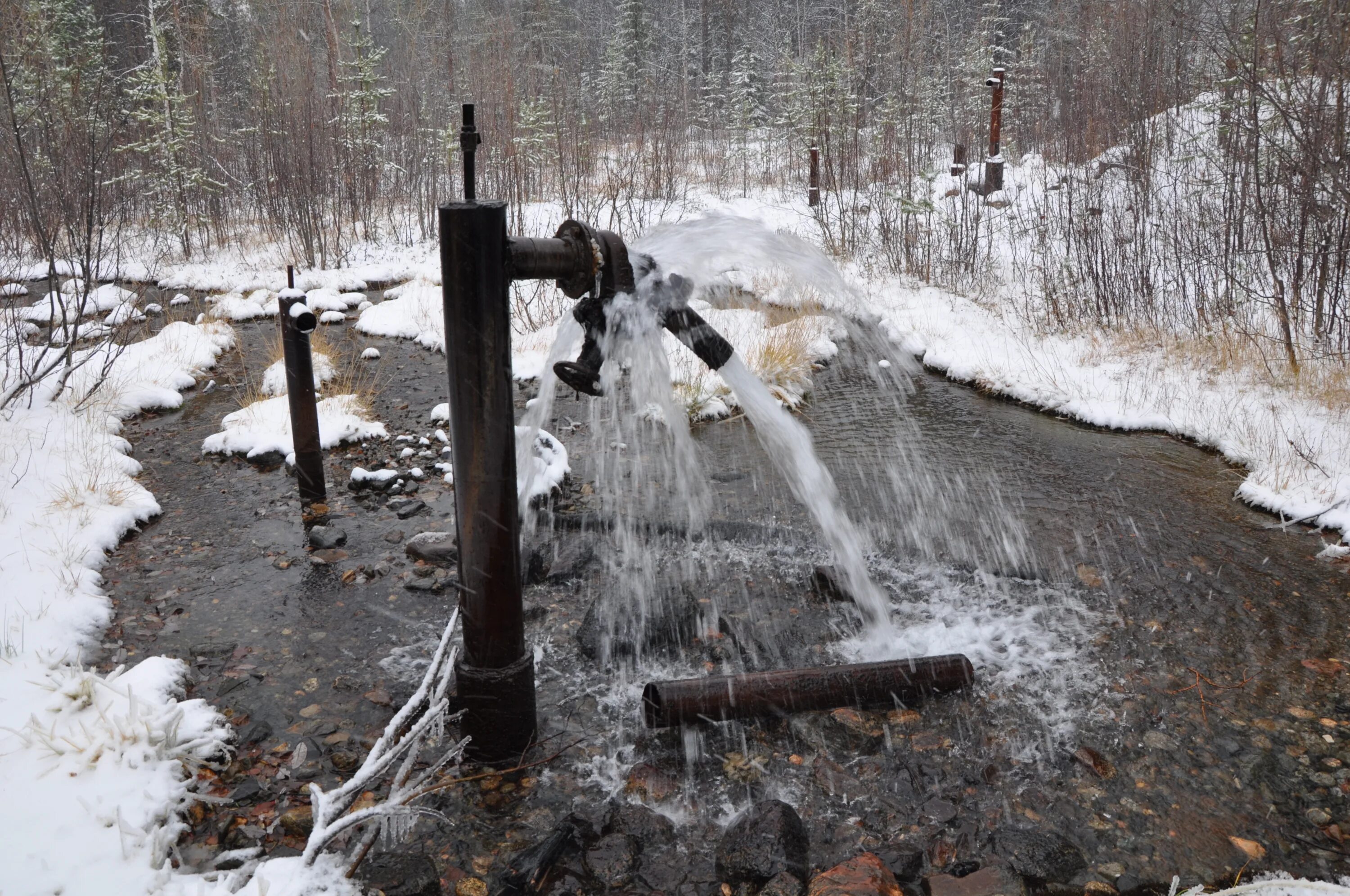 Скважина на воду нижегородская область. Скважина. Нефтяная скважина. Законсервированная скважина. Добыча воды скважина.