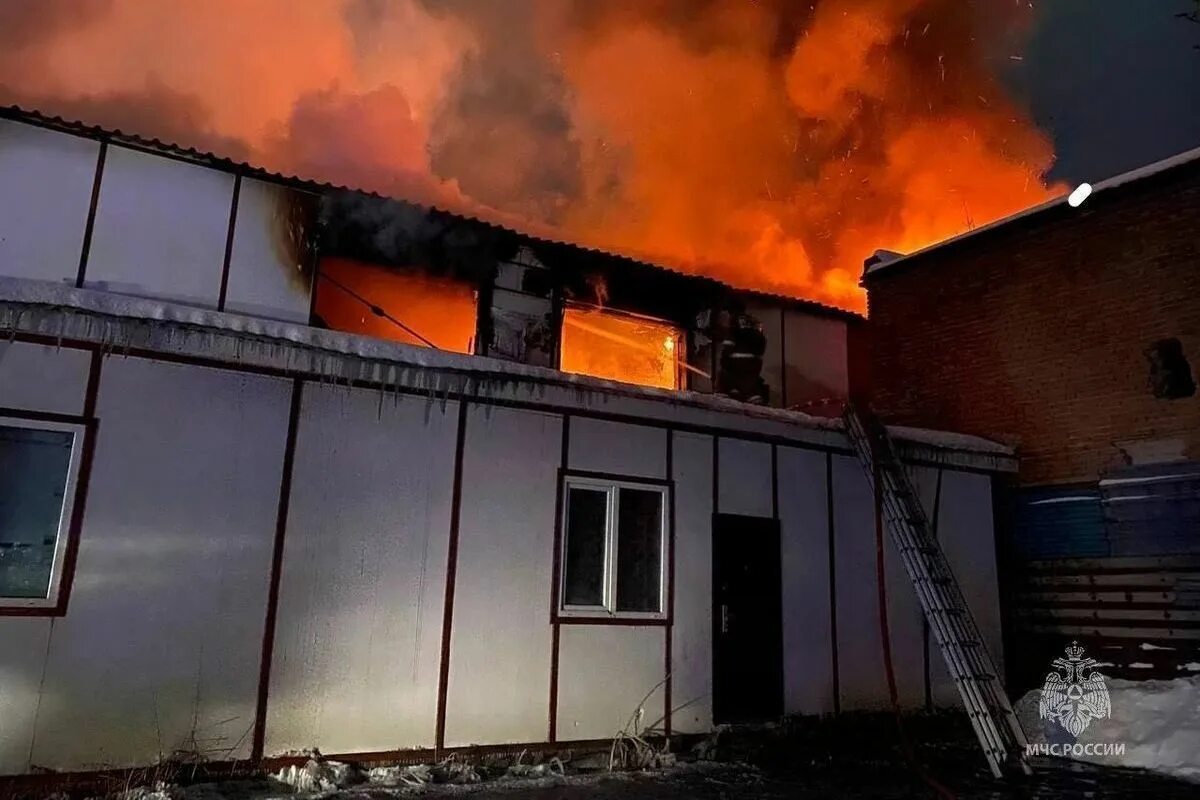 Пожар в г георгиевске ставропольского края сегодня. Пожар в холмской краснодарского края мебельный цех. Пожар в цеху. Сгорел цех. Пожар в мебельном цехе.