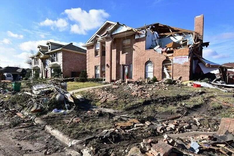 Кирпичный дом после Торнадо США. Кирпичный дом после Торнадо. Дом после Торнадо. Разрушенное кирпичное здание.