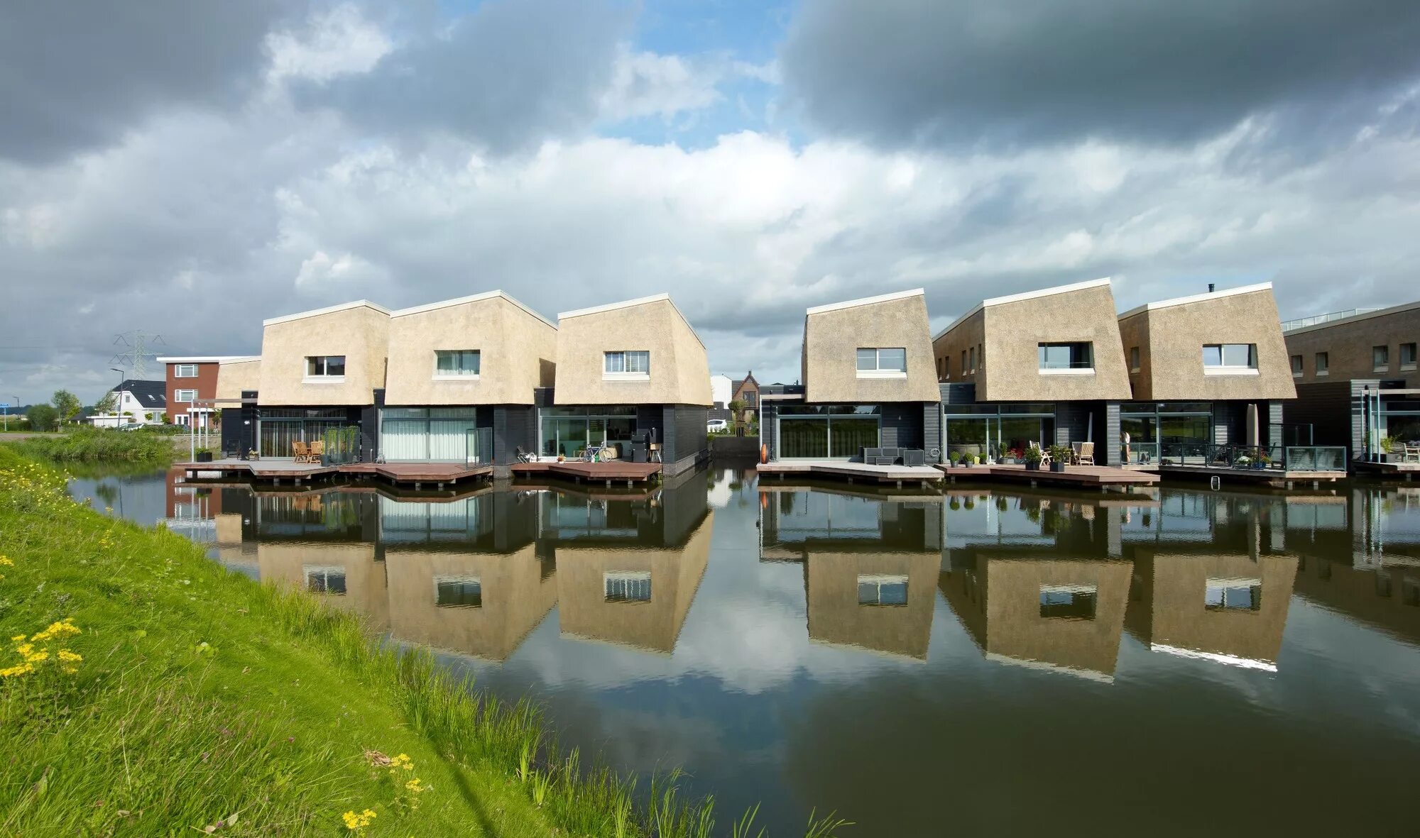 Modern village. Здание на пляже. House on Water. Luxury Modern Village.