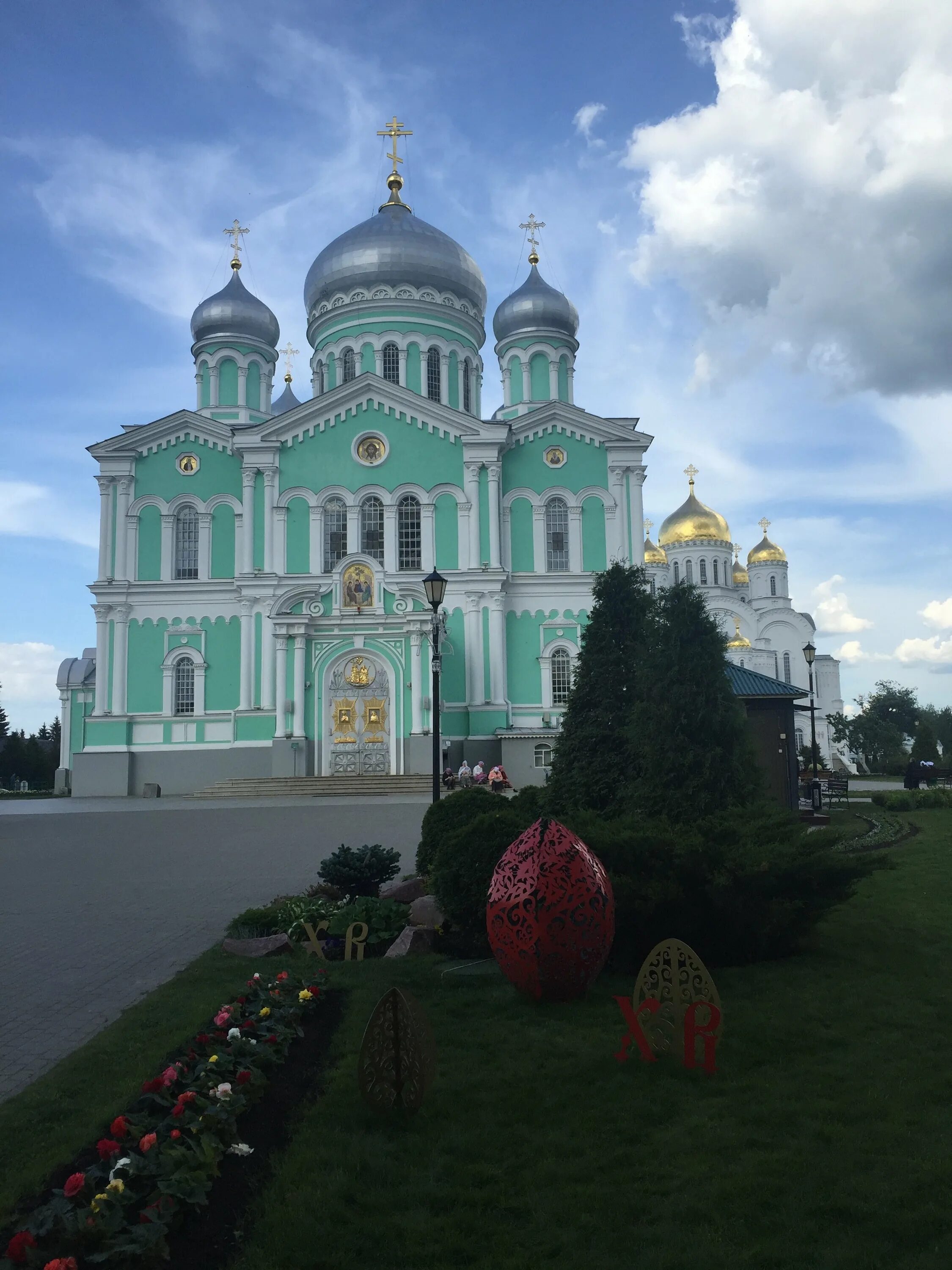 Храм в дивеево саровского. Храм в дивеево саровского. Свято троицкий серафимодеевский монастырь. Серафимо-дивеевский монастырь в нижегородской области мощи. Свято-троицкий серафимо-дивеевский монастырь.