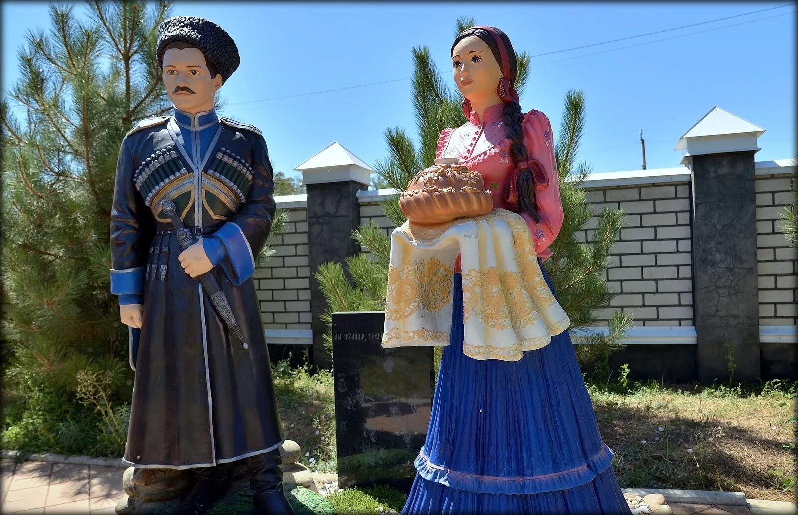 Национальный костюм краснодарского казака кубанского. Кубанская казачка костюм. Кубанский народный костюм. Кубанский казачий хор костюмы женские. Кубань одежда.