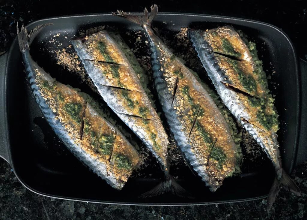 Как приготовить вкусно скумбрию в духовке свежемороженую. Скумбрия платанная. рыба скумбрия запеченная. скумбрия запеченная в духовке. рыба скумбрия в духовке.