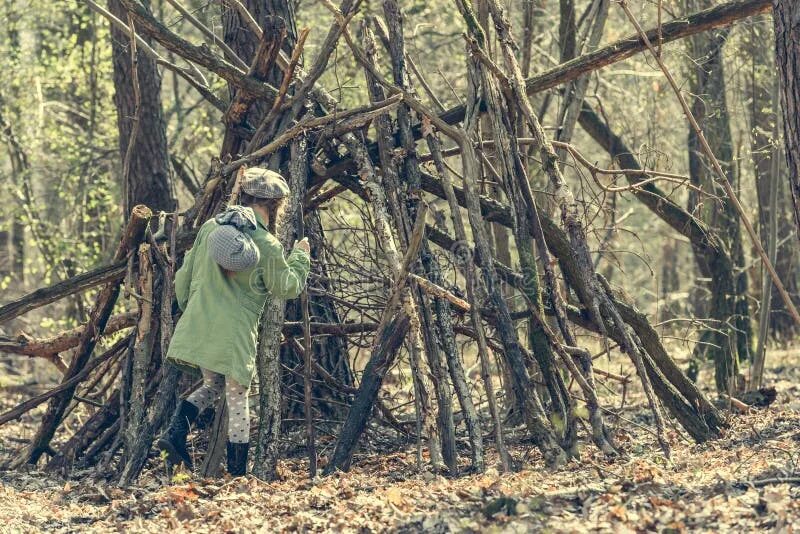 Семьи которые живут в лесу. Фотосессия мальчишек в шалаше лес. братья в лесу. мальчик в шалаше. прячется в лесу.