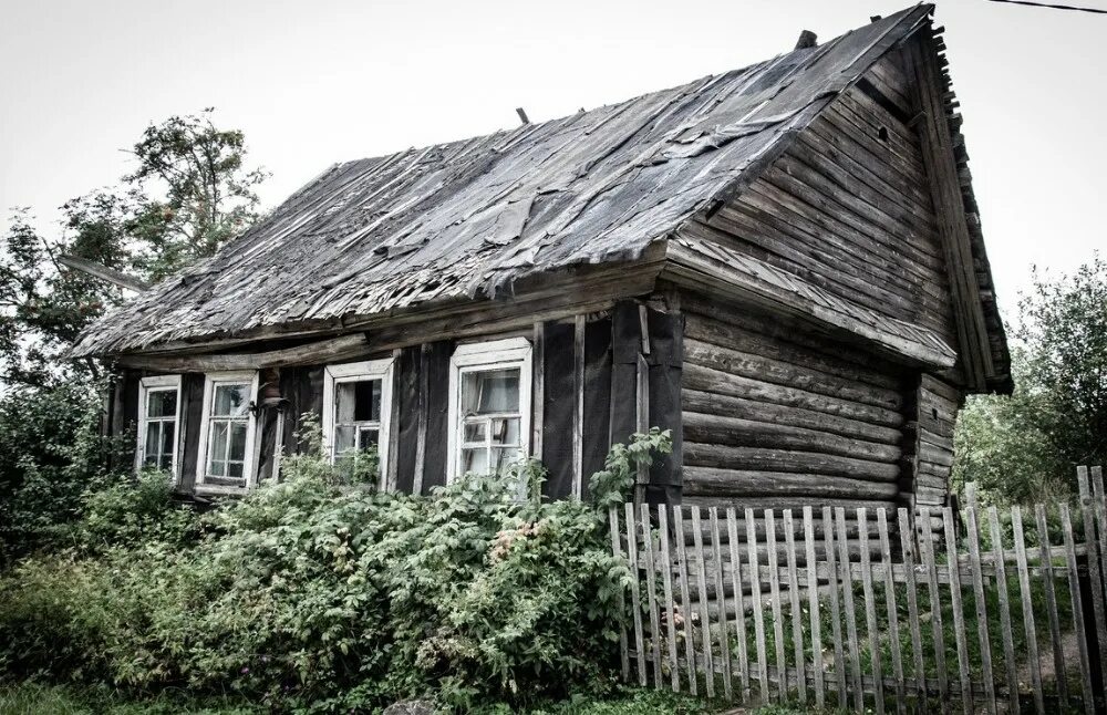 Сниму старый дом. Бедный дом. бедный домик в деревне. старый покосившийся дом. убогий дом.
