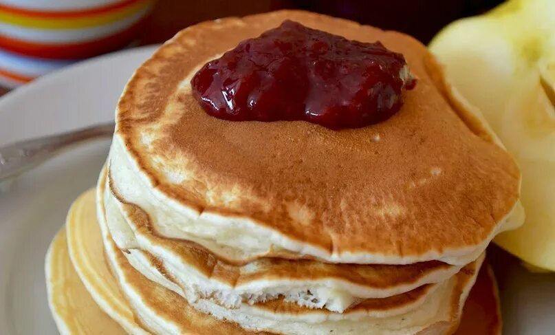 Блины на сыворотке пышные. Блины и оладушки. Блины на сковородке. Блины на сыворотке пышные. Оладушки на сыворотке.