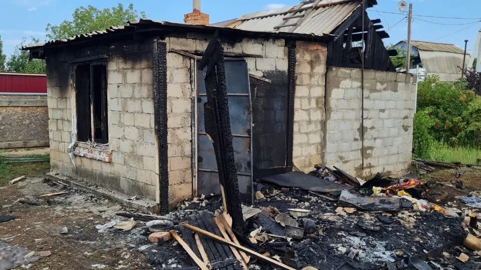 Волгоград пожар на складе. Новости волгограда пожар в дзержинском районе. Пожар в частном доме. Пожар дом филатовское. Пожар на ярмарке.