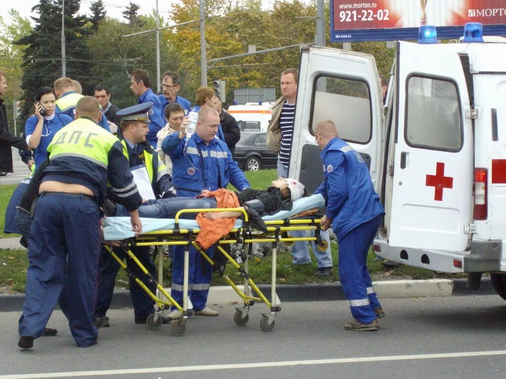 Спасатель скорой помощи. Пожарная полиция. Сергей санников мчс. Бригада скорой помощи с носилками. Скорая помощь служба спасения.