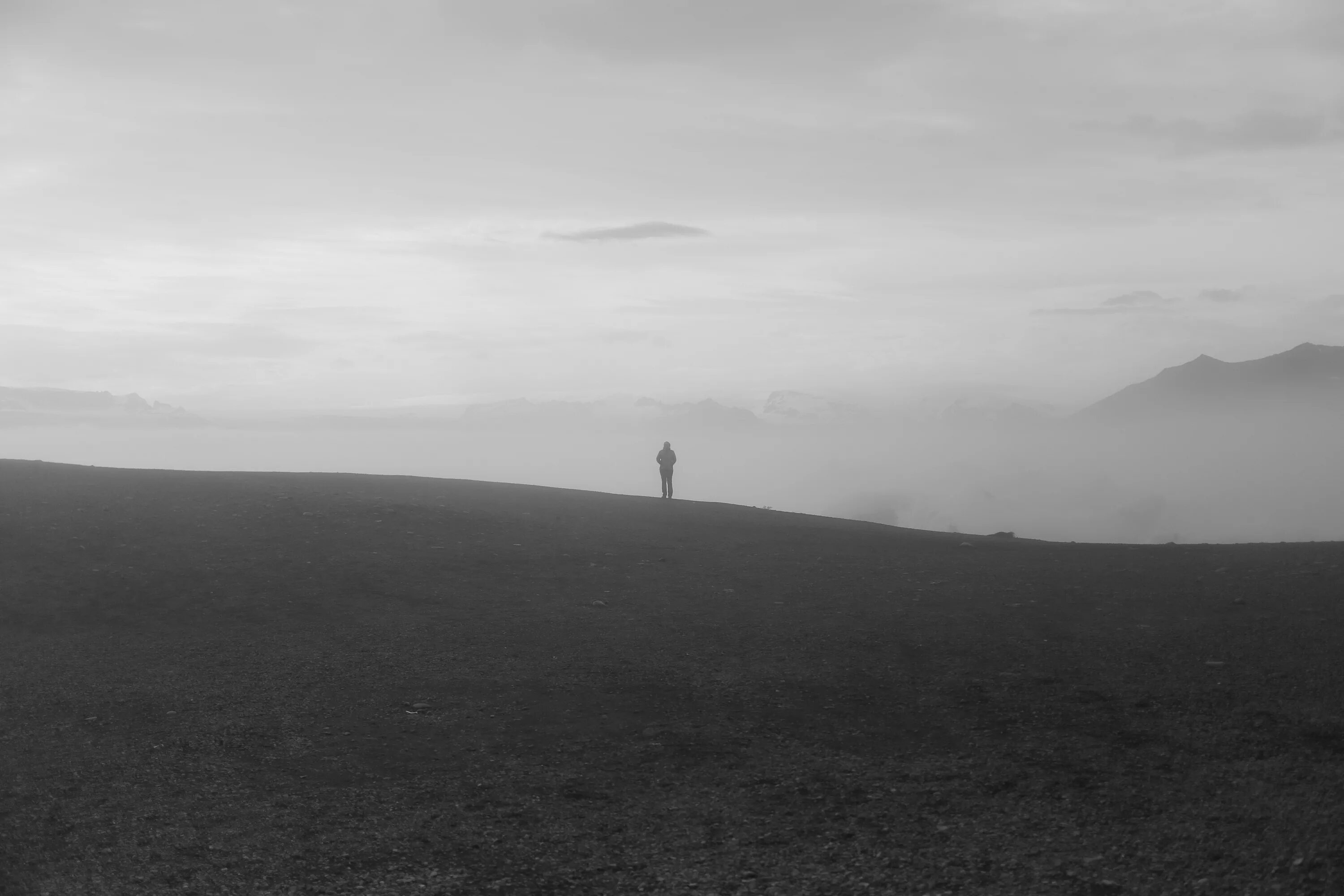 Неподвижно вдали. Человек вдалеке. Человек на Холме. Человек в туманном поле. Человек вдали.