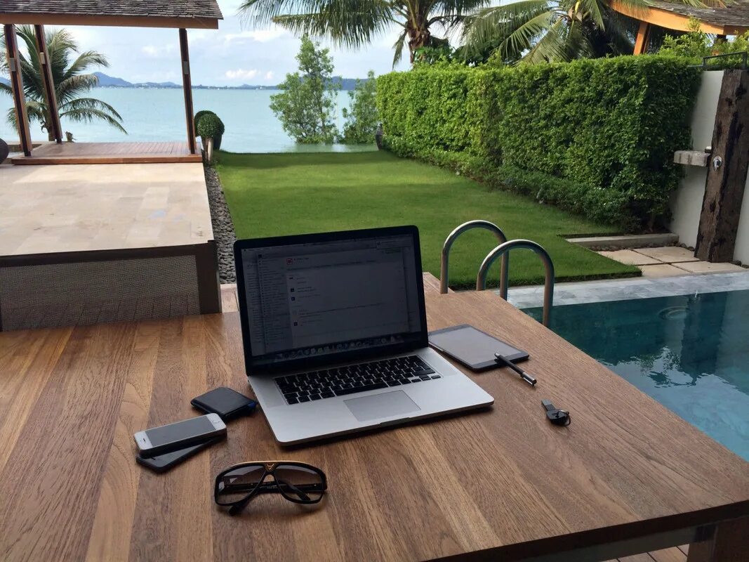 Бесплатное место для работы. Бесплатное место для работы. Идеальное рабочее место в офисе. Бесплатное место для работы. Люди в офисе.