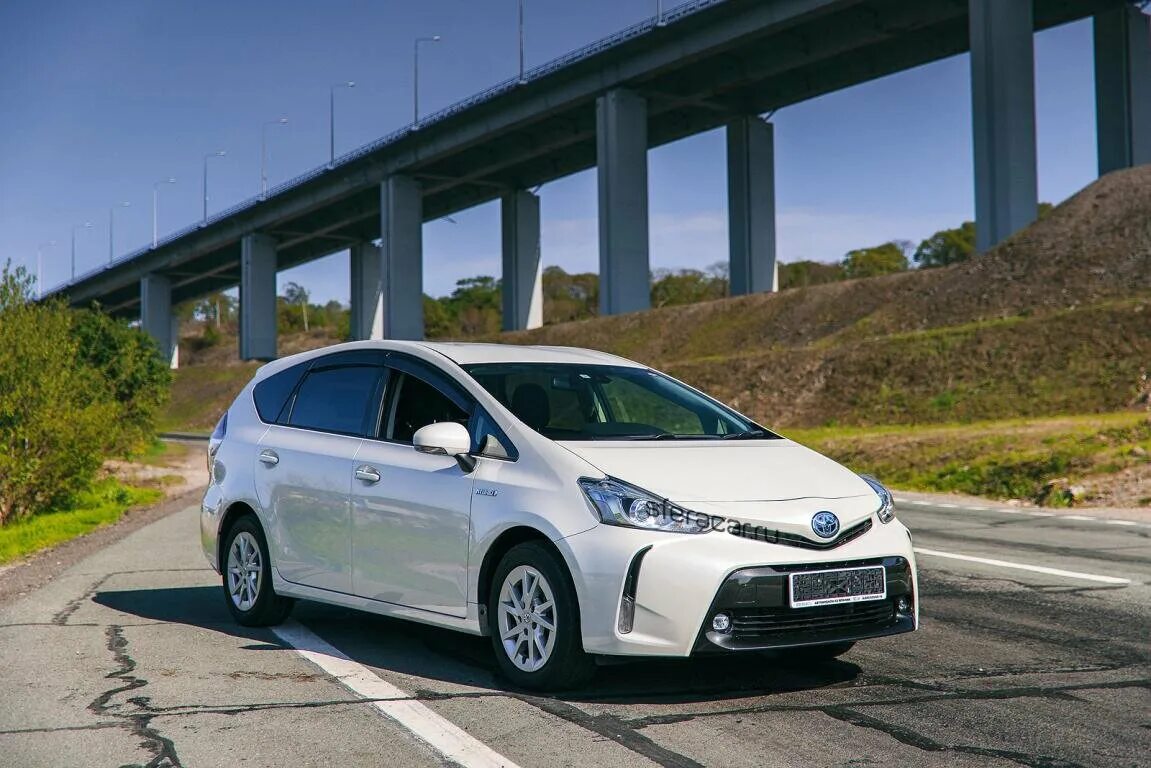 Приус альфа гибрид. Toyota Prius Alpha. Белый Toyota Prius Alpha. Тойота Приус Альфа гибрид 7 мест. Последняя модель Тойота Приус Альфа.