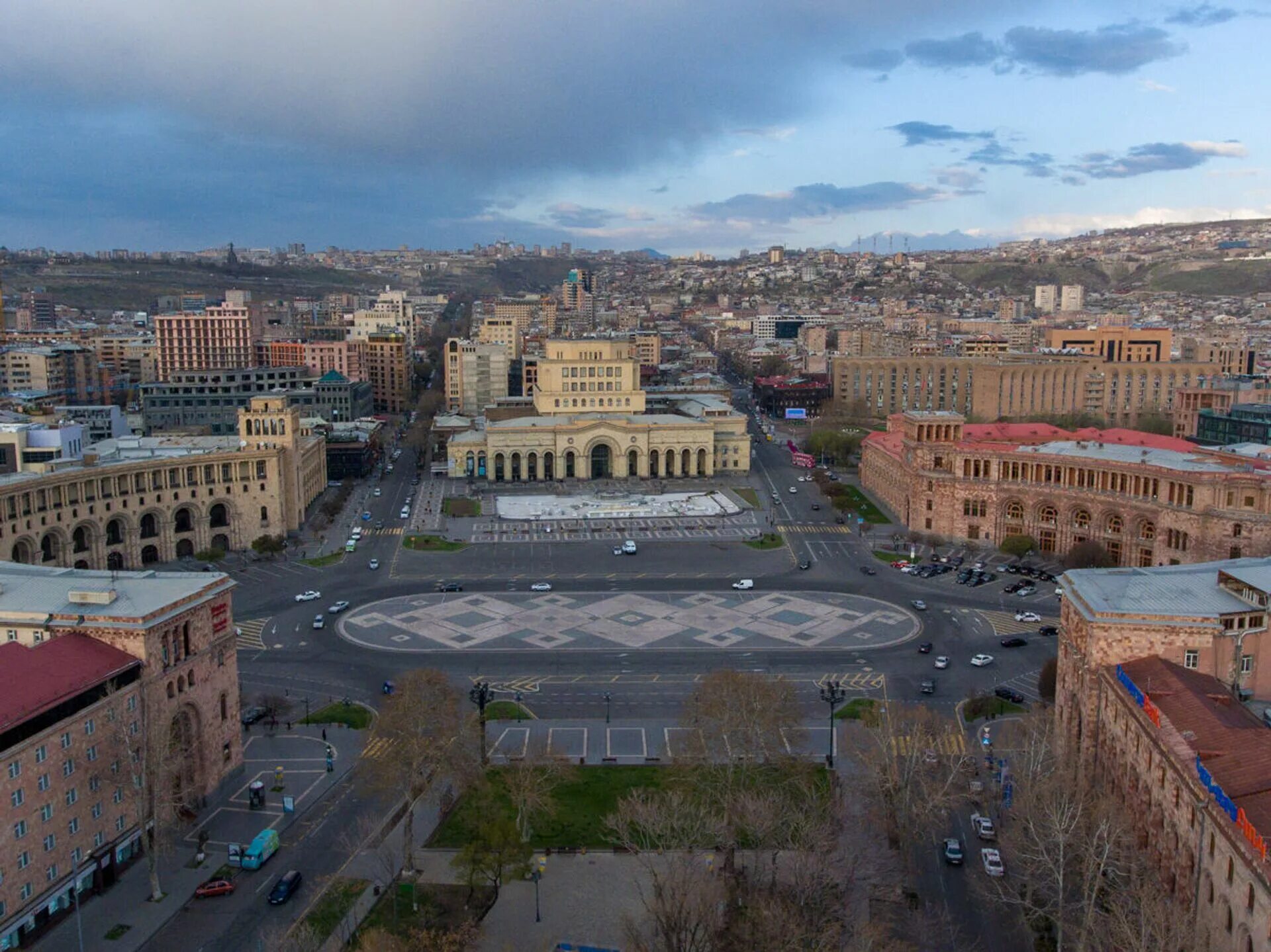 Площадь Спандаряна Ереван. Армения площадь Ленина. Площадь Республики Ереван 1977. Площадь Республики Ереван 2021.
