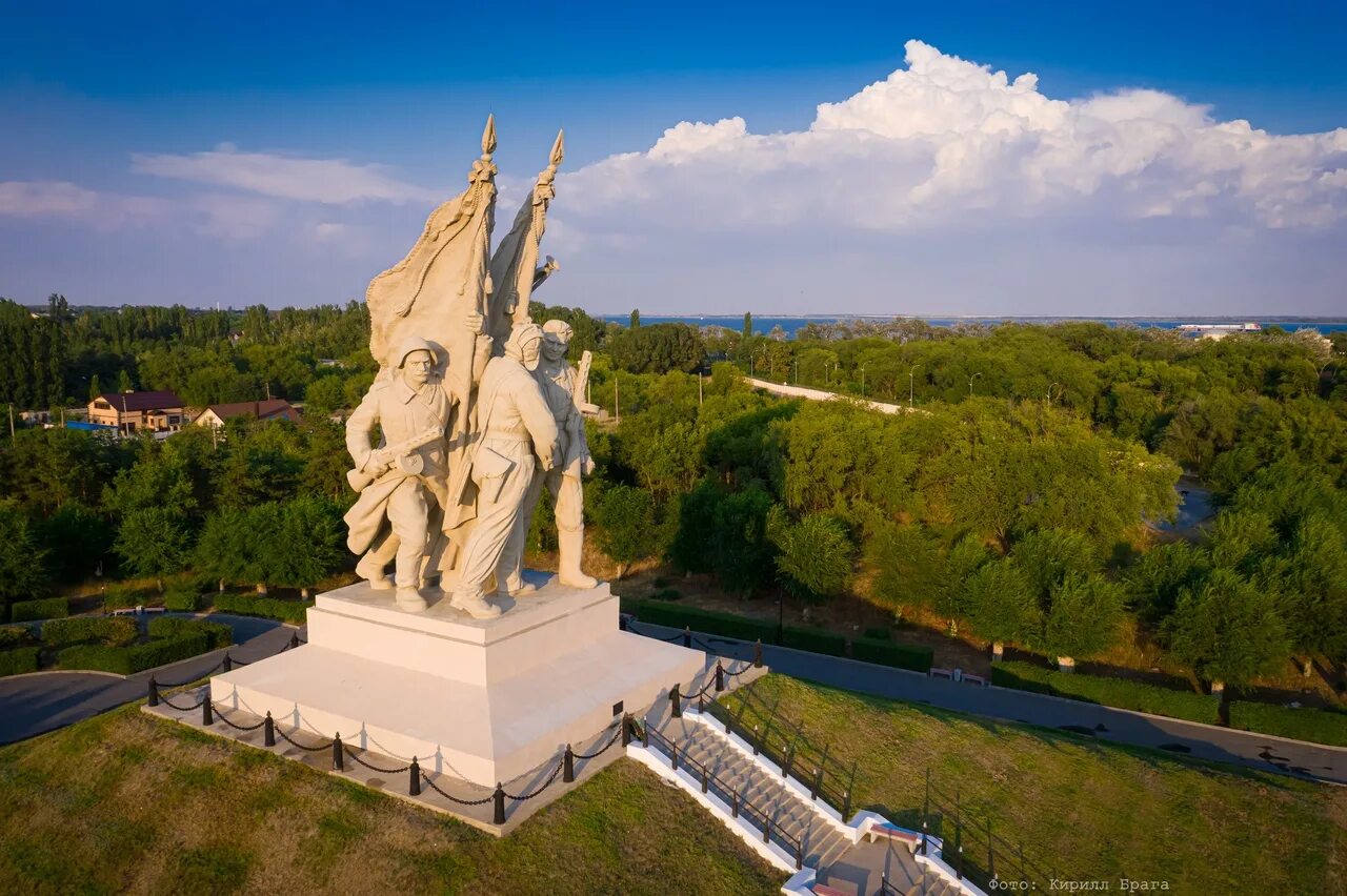 Поселок пятиморск волгоградской. Калач на дону парк пятиморск. пятиморск волгоградская область парк. пятиморск волгоградская область памятник. монумент соединение фронтов пятиморск.