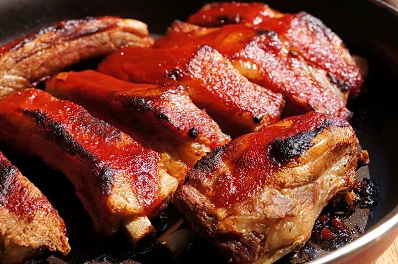 Как быстро и вкусно приготовить свиные ребра. Ребрышки в глазури. свиные ребра в соусе барбекю. рёбрышки свиные в глазури в духовке. свинина в глазури в духовке.