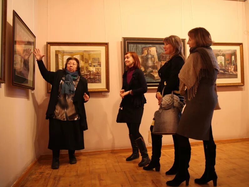 Третьяковская картинная галерея выставка. Художественный образ музея. Посещение выставки дали. Пара на выставке. Посещение выставки дали.