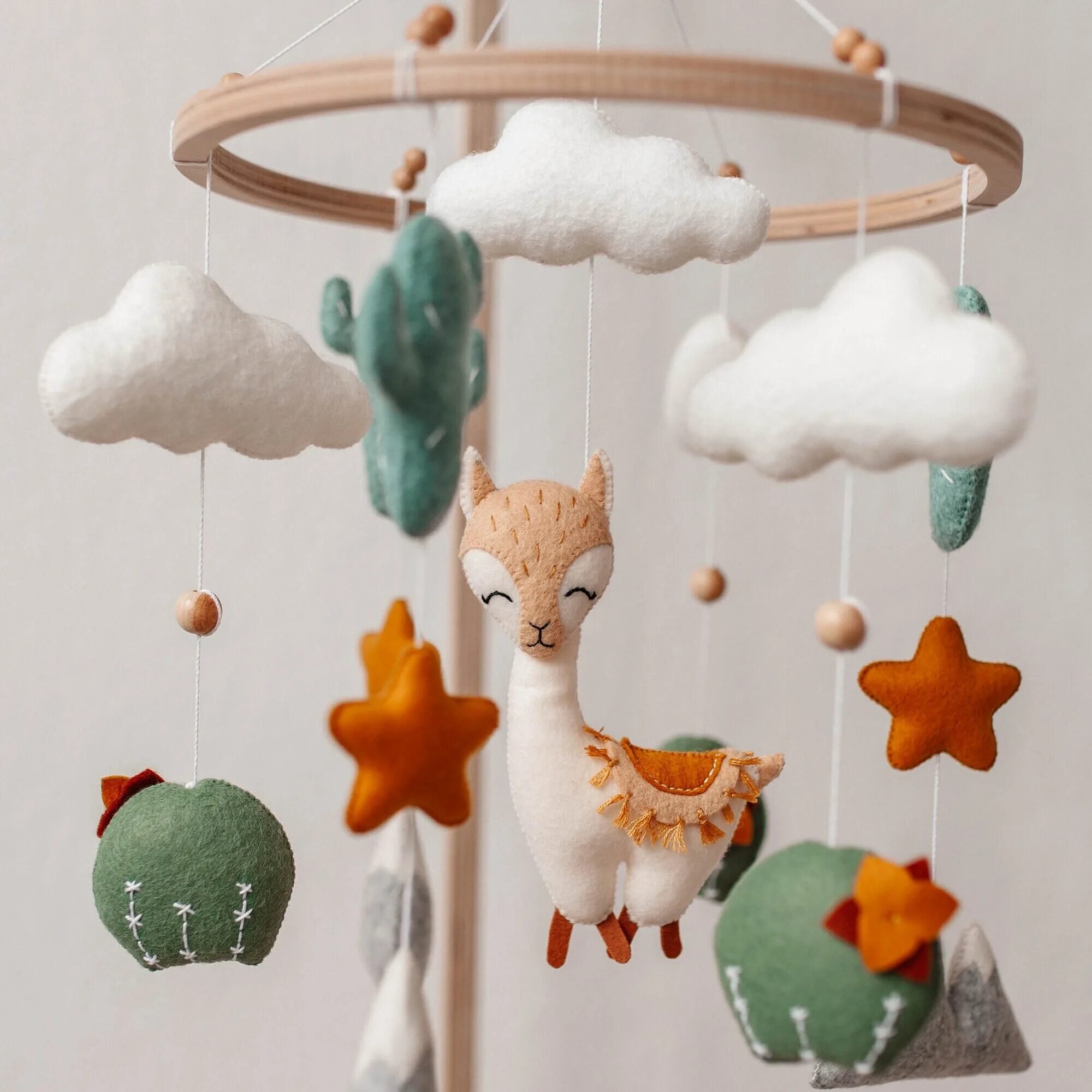 Мобиль сова. Мобиль бохо. Мобиль бохо. Мобиль с помпонами. Мобиль бохо.