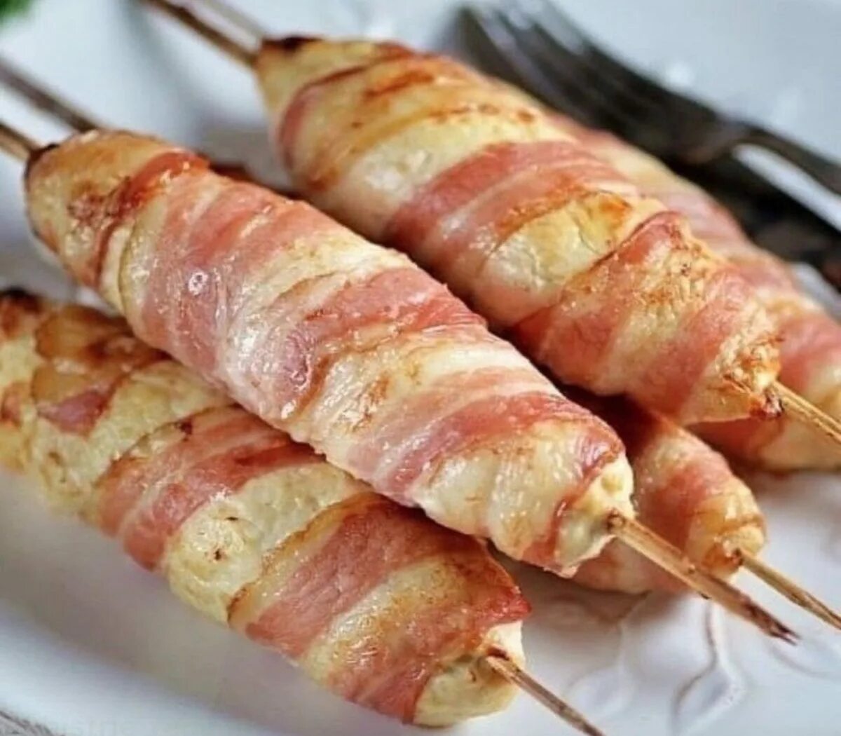 Шашлычки из куриного филе с беконом