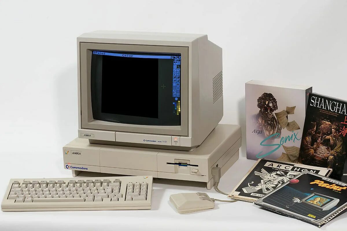 Компьютер амига 1985. Commodore amiga 1000. Commodore amiga (1985). ЭВМ «Commodore Vic-20».