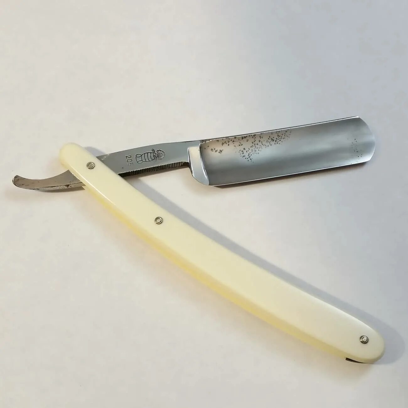 Опасная бритва sfk. Инструмент для заточки опасной бритвы. Точило как бритва. Точилка для ножей essential 1001482. Угол заточки опасного лезвия.