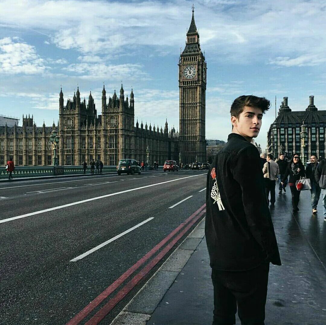 She is in london. Лондонские парни. Мужчина в Лондоне. Парень из Лондона. Лондон люди.