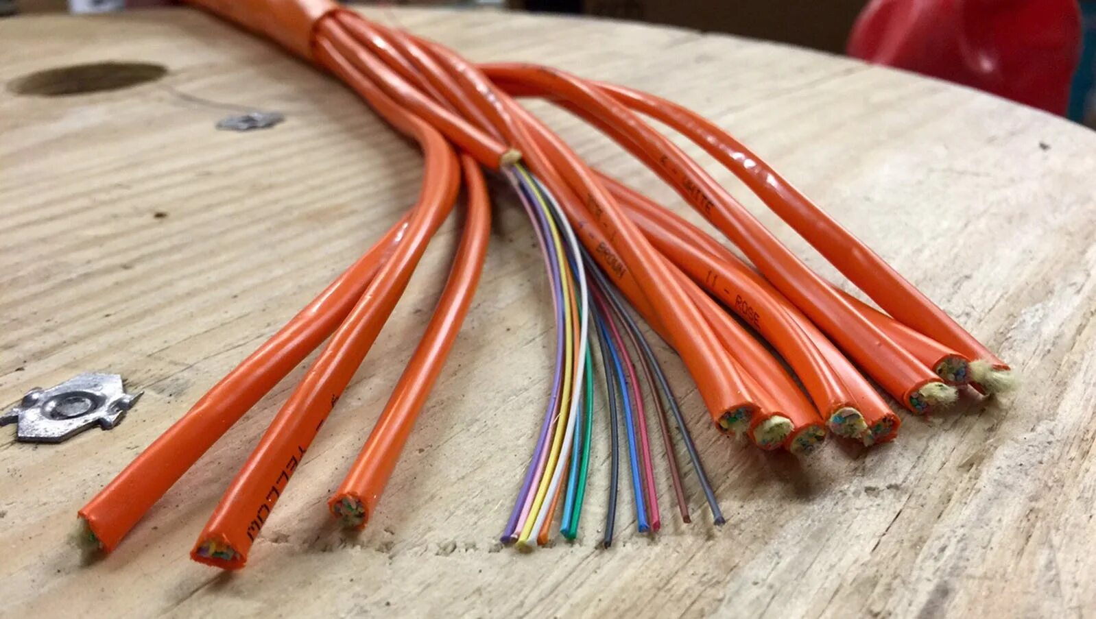 Провод т4. Кабель Optical Fiber Hybrid Cable. Гибридный волоконно-оптический кабель. Провода в гибриде. Кабель Медно алюминиевый.