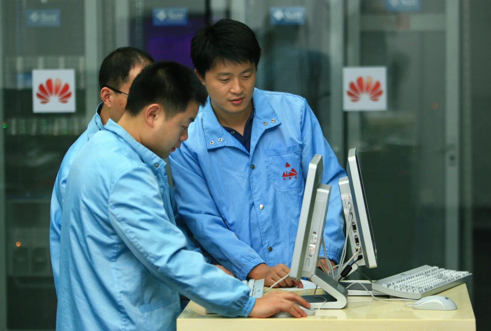 хуавей производство. хуавей компания в китае. завод хуавей. китайские бренды в телекоммуникации. Cetc international.