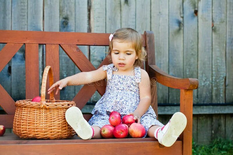 Дочка на коленях. Девочка сидит на мальичке. Девочка сидит на мальичке. Дедушка с девушкой на скамейке. Девочка сидит на мальичке.